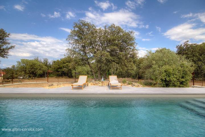 Gîte pour 4 personnes, avec Terrasse et Jardin ainsi que Piscine et Vue à Mausoléo