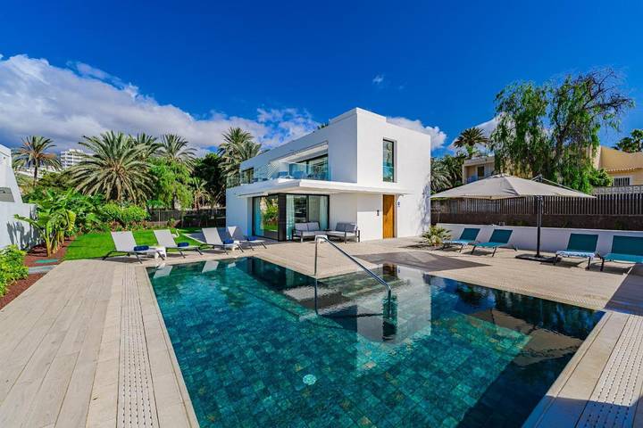 Villa for 8 people, with Terrace and Garden as well as Pool in Costa Adeje
