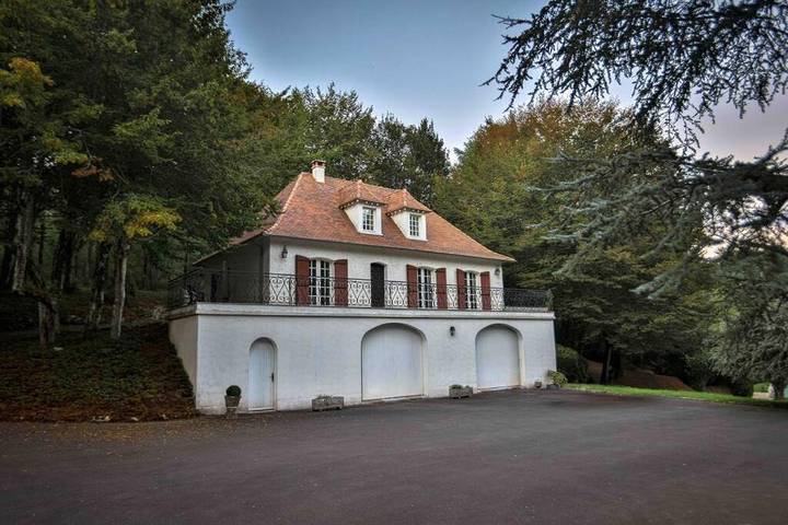 Location de vacances pour 8 personnes, avec terrasse ainsi que piscine et jardin dans Brantôme en Périgord - 2
