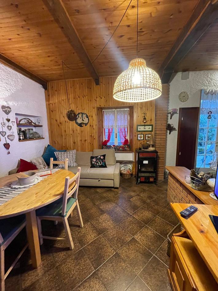 Casa vacanze "Casa Fiore" con vista sulle montagne, giardino privato e Wi-Fi in Borgo Capanne, Granaglione