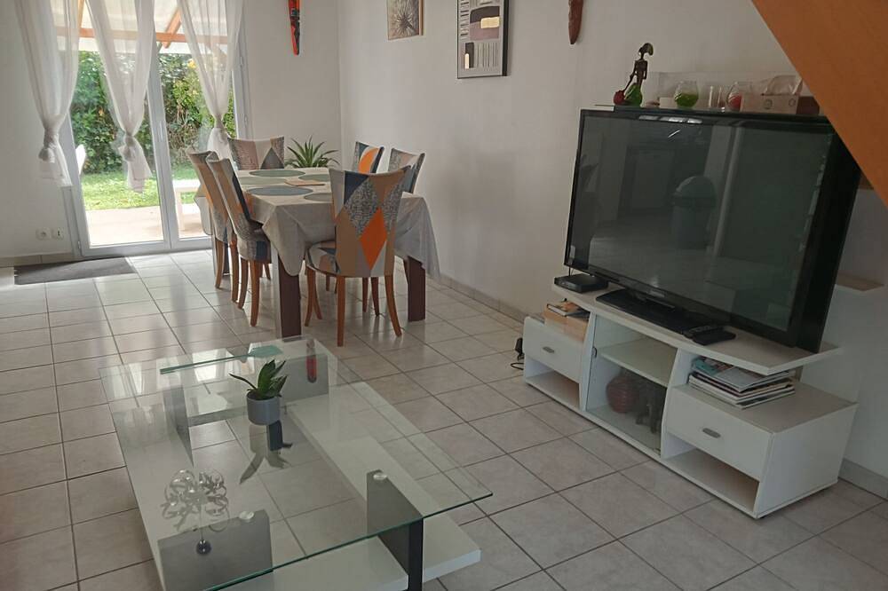 Lovely house with private parking/covered terrace close to beaches and amenities. in Douarnenez, Quimper und Umgebung
