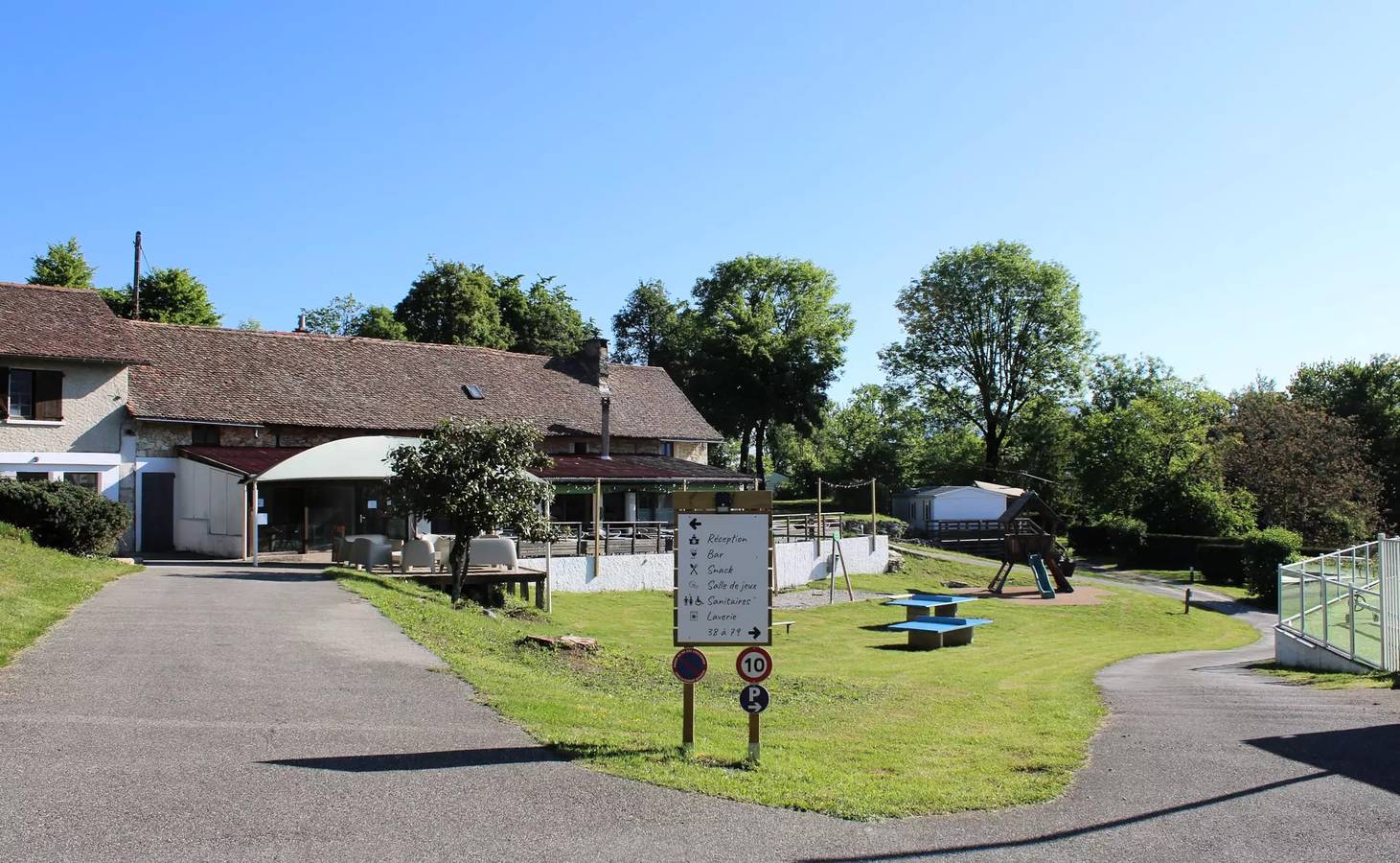 Appartement entier, 28.Roulotte Pétunia 4 personnes in Miribel-les-Échelles, Isère