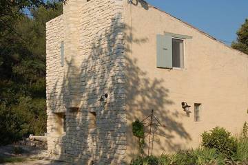 Gîte pour 3 personnes, avec terrasse ainsi que jardin et piscine à Lagnes