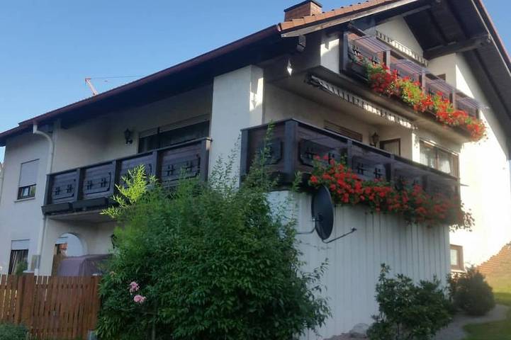 Ferienwohnung für 3 Personen, mit Terrasse und Garten sowie Pool