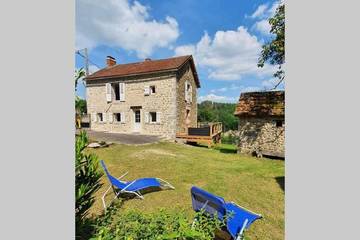 Gîte pour 5 personnes, avec terrasse ainsi que jacuzzi et jardin à Dontreix