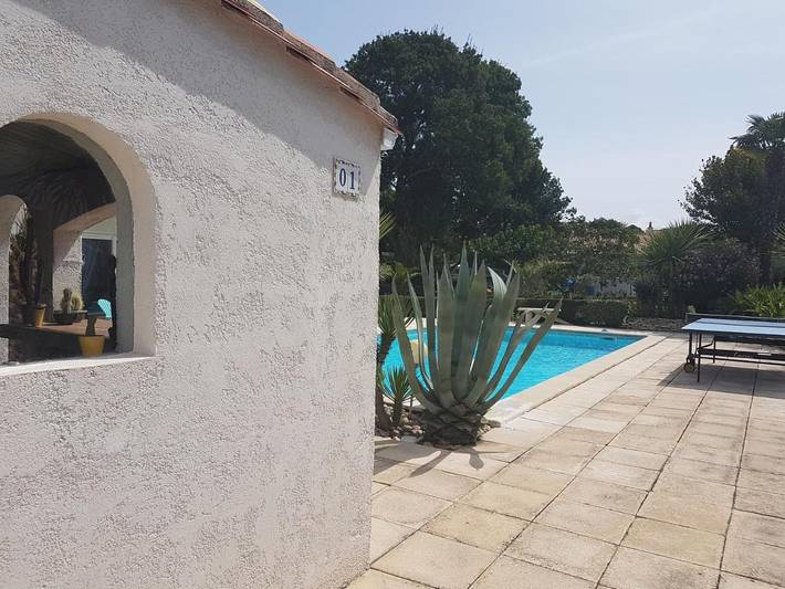 Location de vacances pour 2 personnes, avec Terrasse ainsi que Jardin et Piscine à Talais