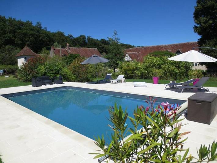 Location de vacances pour 4 personnes, avec piscine et terrasse à Nazelles-Négron