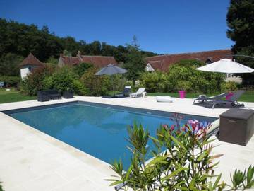 Gîte pour 4 personnes, avec terrasse et piscine à Nazelles-Négron