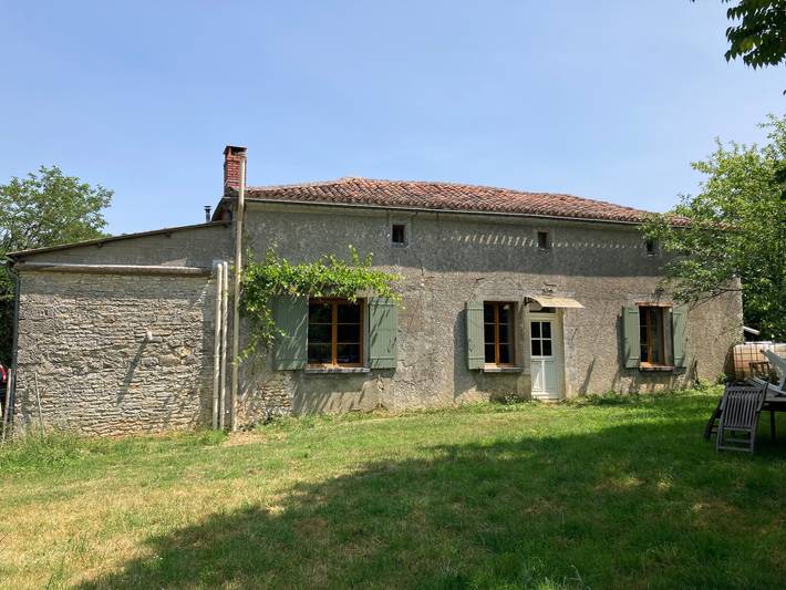 Location de vacances pour 8 personnes, avec jardin à Saint-Sulpice-de-Ruffec