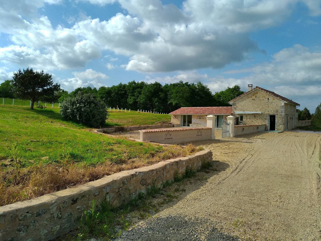 Maison de campagne 'Seul Au Monde' avec piscine privée, terrasse et jardin privatifs in Guizengeard, Charente
