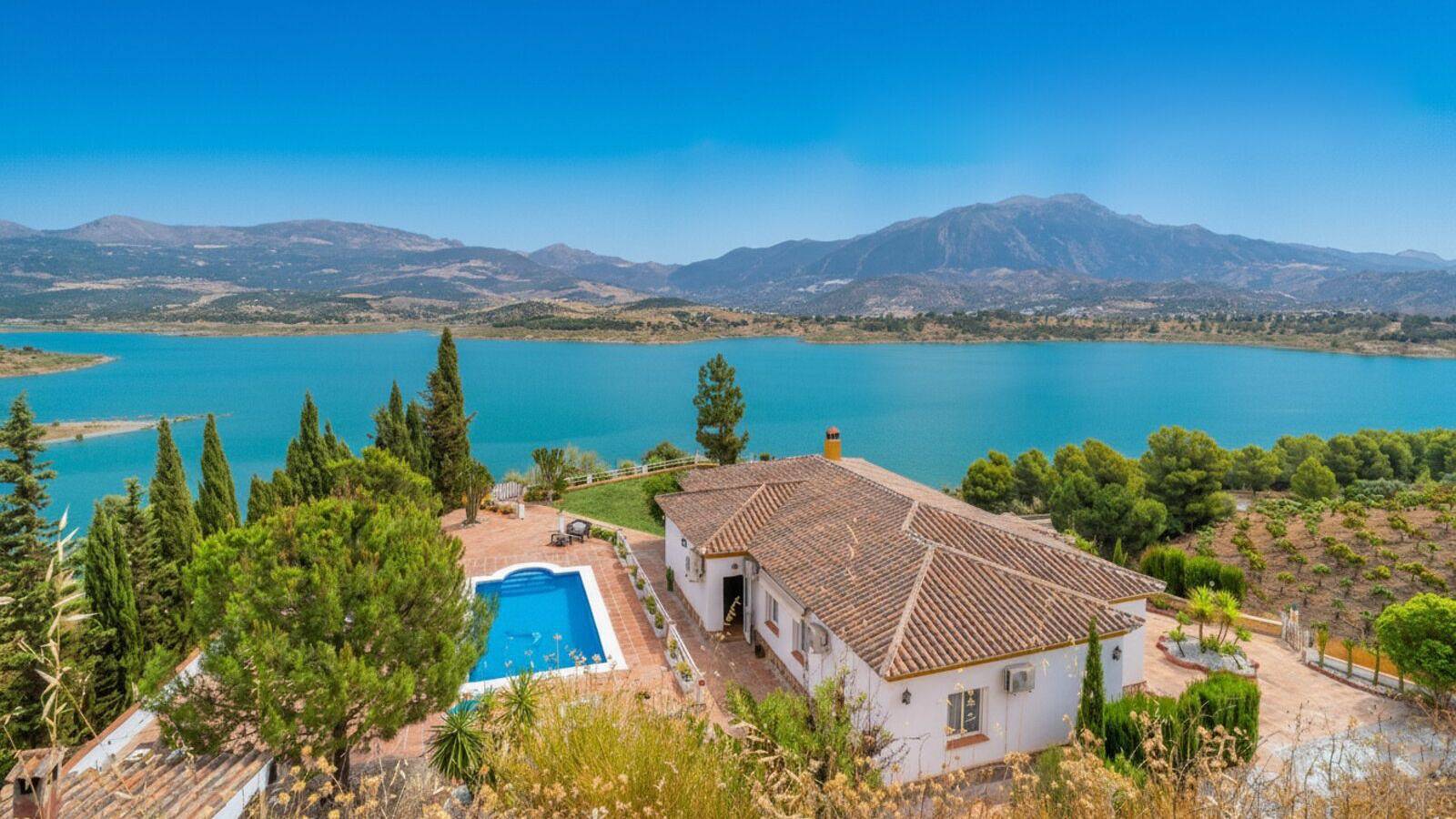 Rocio y Paloma Viñuela by Ruralidays in Los Romanes, Viñuela