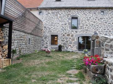 Gîte pour 4 personnes, avec piscine et jardin à Ussel (Cantal)