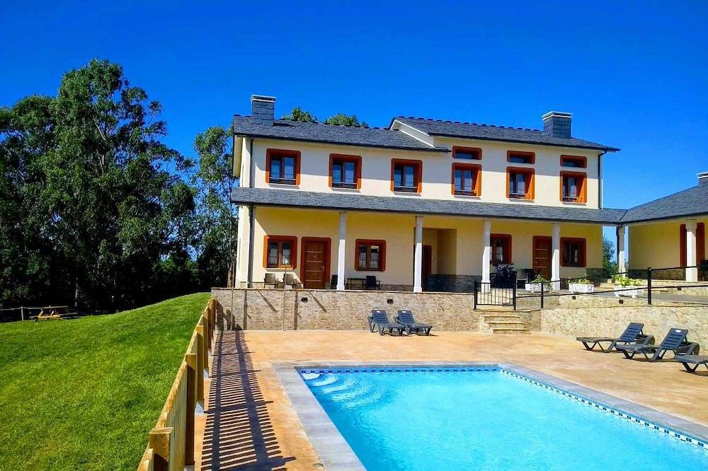 Apartamento entero, Apartamento 7:Porche con vistas a piscina y jardín in Tapia de Casariego, Costa Verde