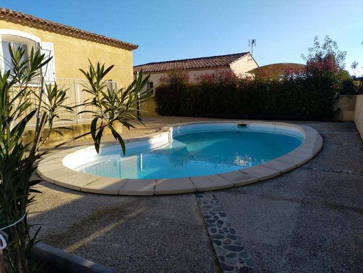 Location de vacances pour 5 personnes, avec terrasse ainsi que jardin et piscine à Aigues-Vives (Hérault)