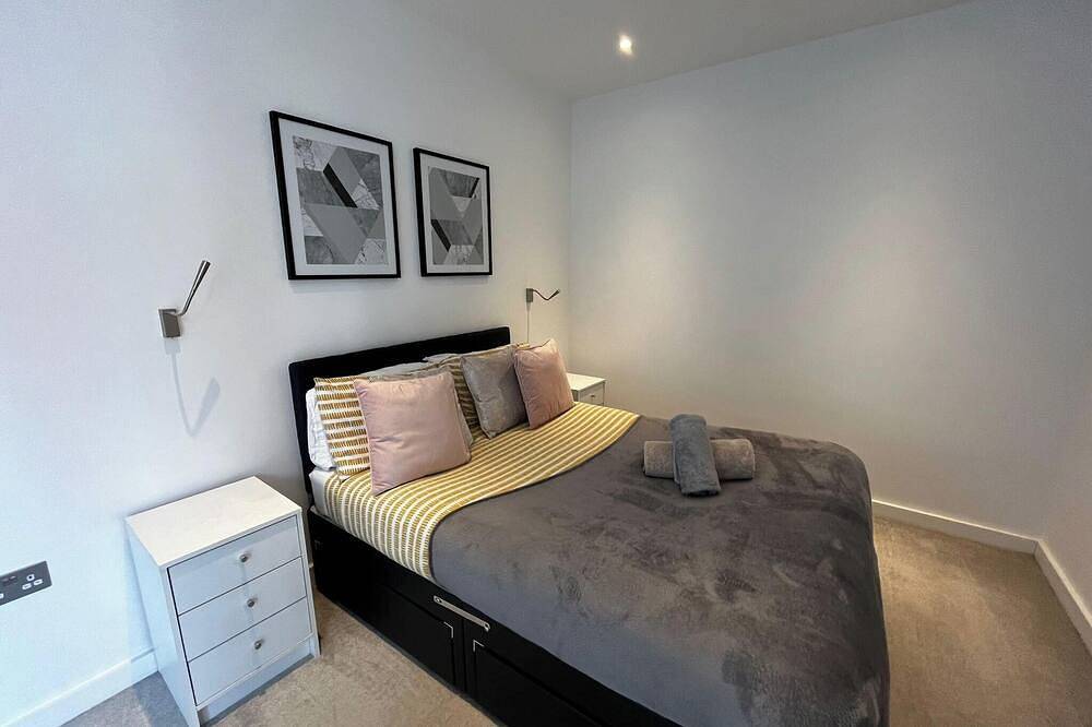 Entire apartment, Grosvenor Rd - 2-Bedrooms - Sleeps 5 - Parking in Hertfordshire