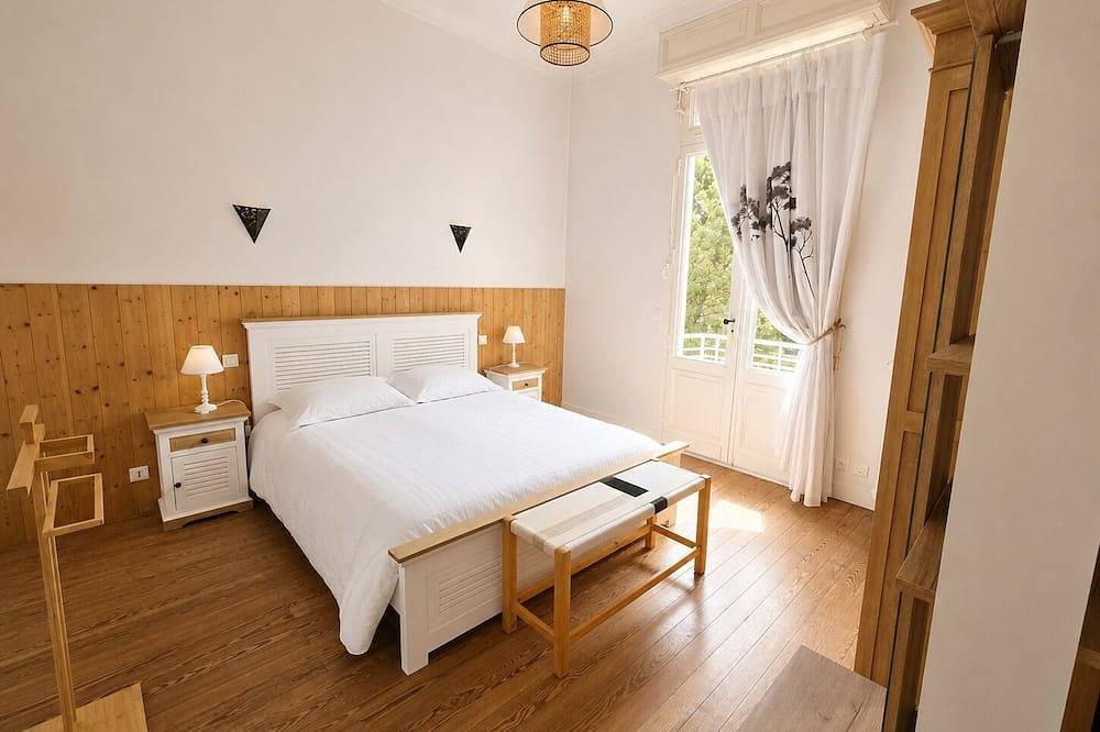 Beautiful, spacious villa, capacity of 14. Near beaches, shops in  Arcachon, . in Arcachon, Arcachon region