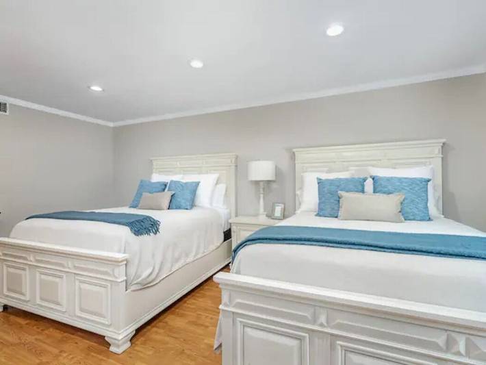 Vacation rental for 12 people, with yard in Fresno