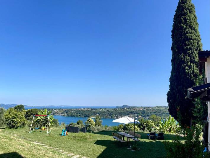 Villa per 6 persone, con vista lago e panorama nonché giardino e piscina, con animali domestici in Salò