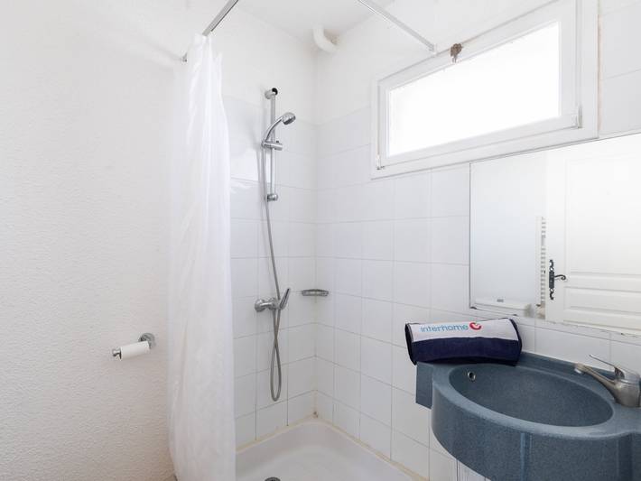 Gîte pour 4 personnes, avec terrasse et bassin pour enfant dans Plage de la Peguiere - 4