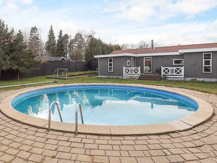 Ferieudlejning for 9 personer, med Have og Pool i Præstø