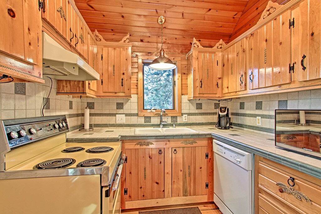 Neu! Waterfront Retreat auf 2 Morgen mit Deck & View! in Castle Rock Lake