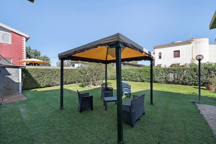 Entire apartment, Apartment 'Suite Delle Rose' with Shared Garden, Wi-Fi and Air Conditioning in Maddalena Spiaggia, Capoterra