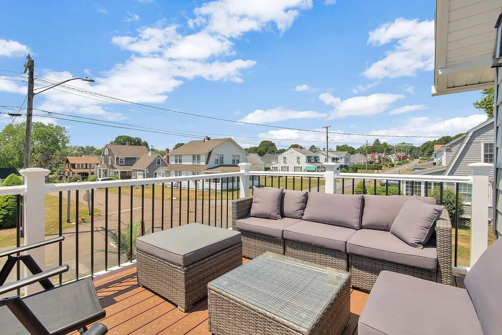 Old Lyme Shores Beach house! Walk to water! in Old Lyme, Connecticut