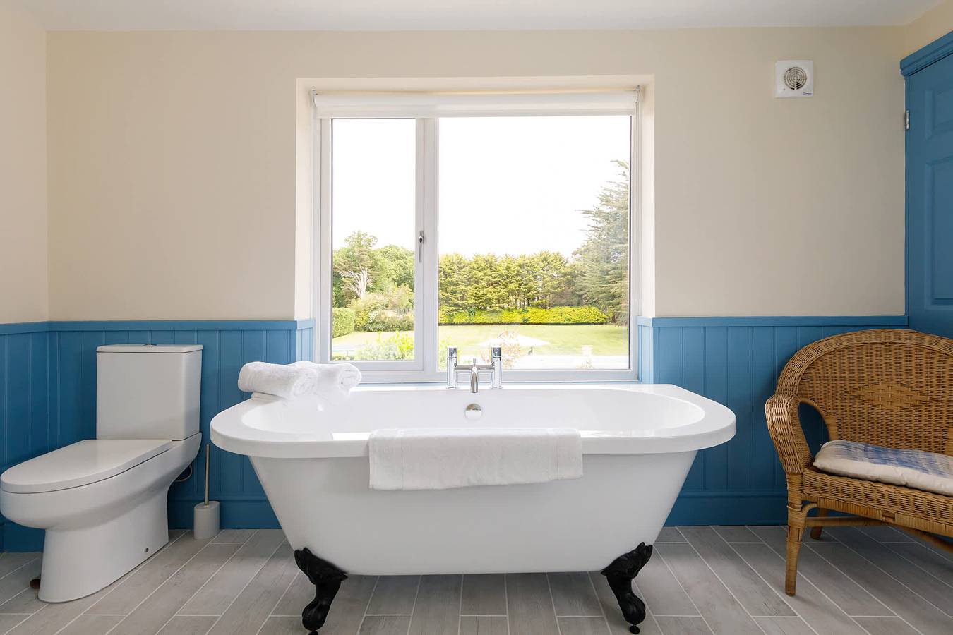 Stunning 5Br Home with Pool - 5 min to Beach in West Wittering, West Sussex