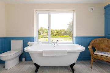 Holiday Home for 10 People in West Wittering, West Sussex, Photo 2