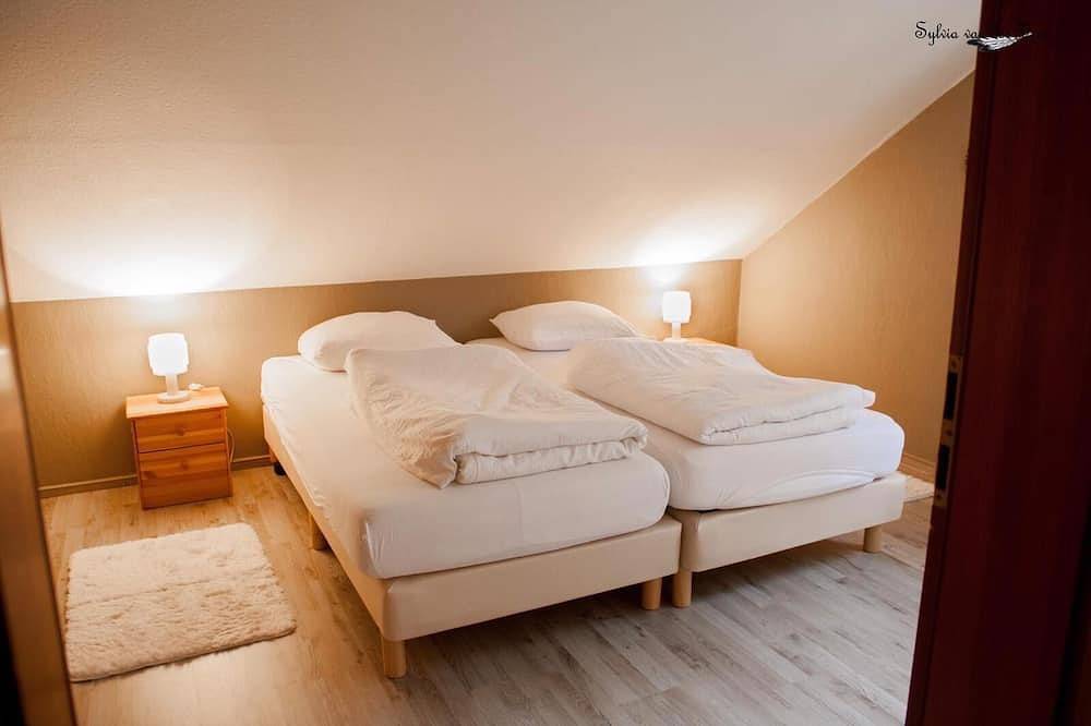 Large apartment in the Vulkaneifel on a mountain located!!! Up to 12 people! above in Mürlenbach, Vulkaneifel