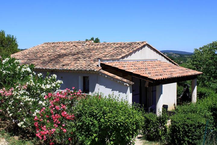Gîte pour 8 personnes, avec piscine ainsi que jardin et terrasse en Ardèche - 4