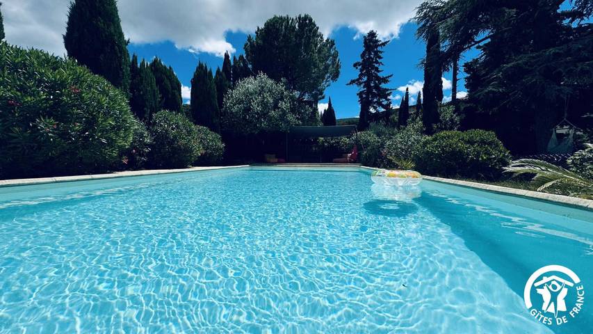Gîte pour 4 personnes, avec Terrasse ainsi que Jardin et Piscine