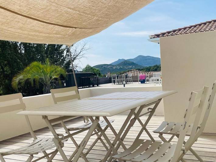 Appartement de vacances pour 6 personnes, avec piscine ainsi que vue et jardin