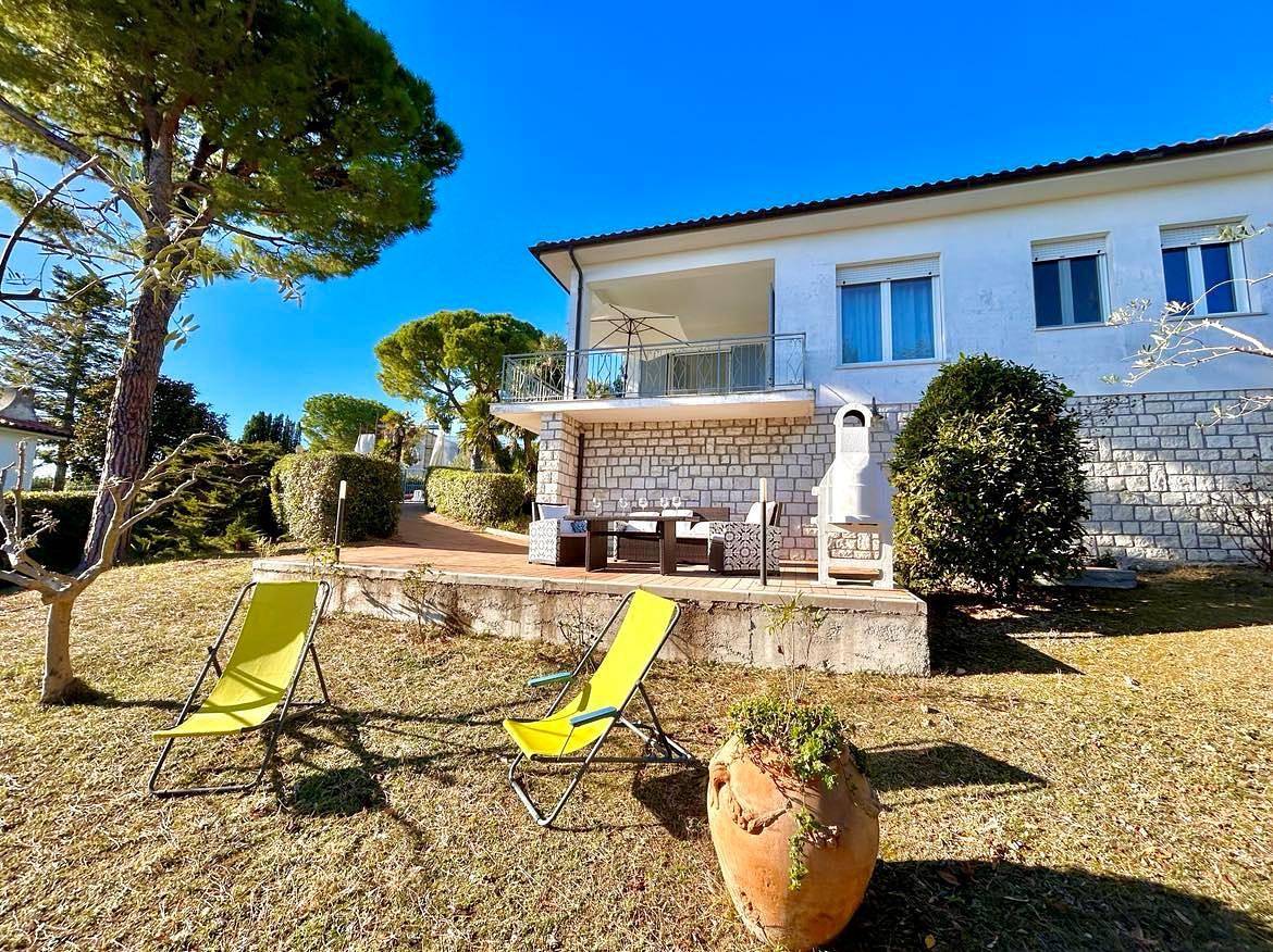 Bellissima villa con terrazzo vista mare e giardino taunus in Numana, Riviera del Conero