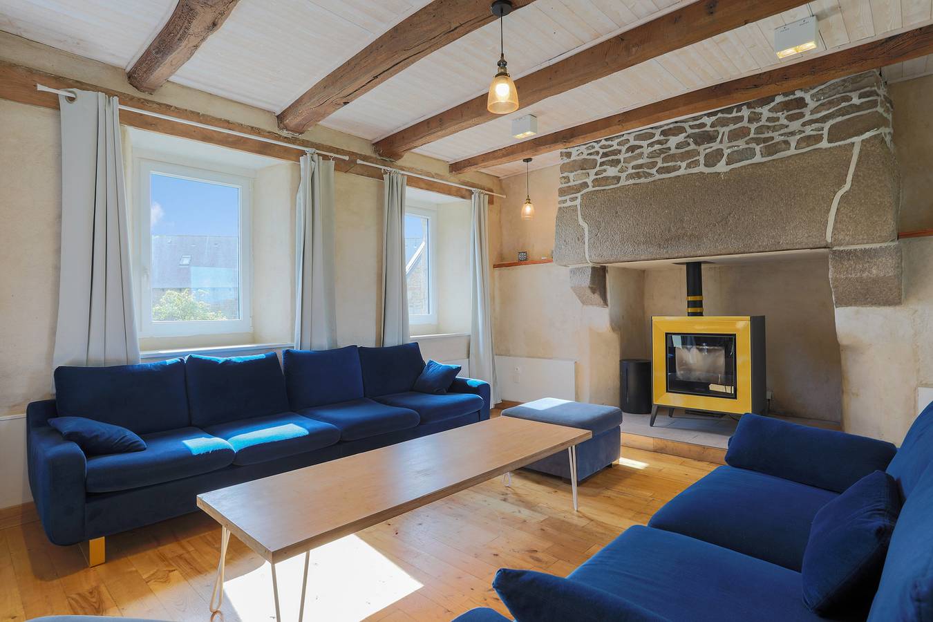 Cottage 'Maison Familiale 12 Pers Proche Mer' with Shared Terrace and Wi-Fi in Saint-Michel-en-Grève, Ceinture Dorée