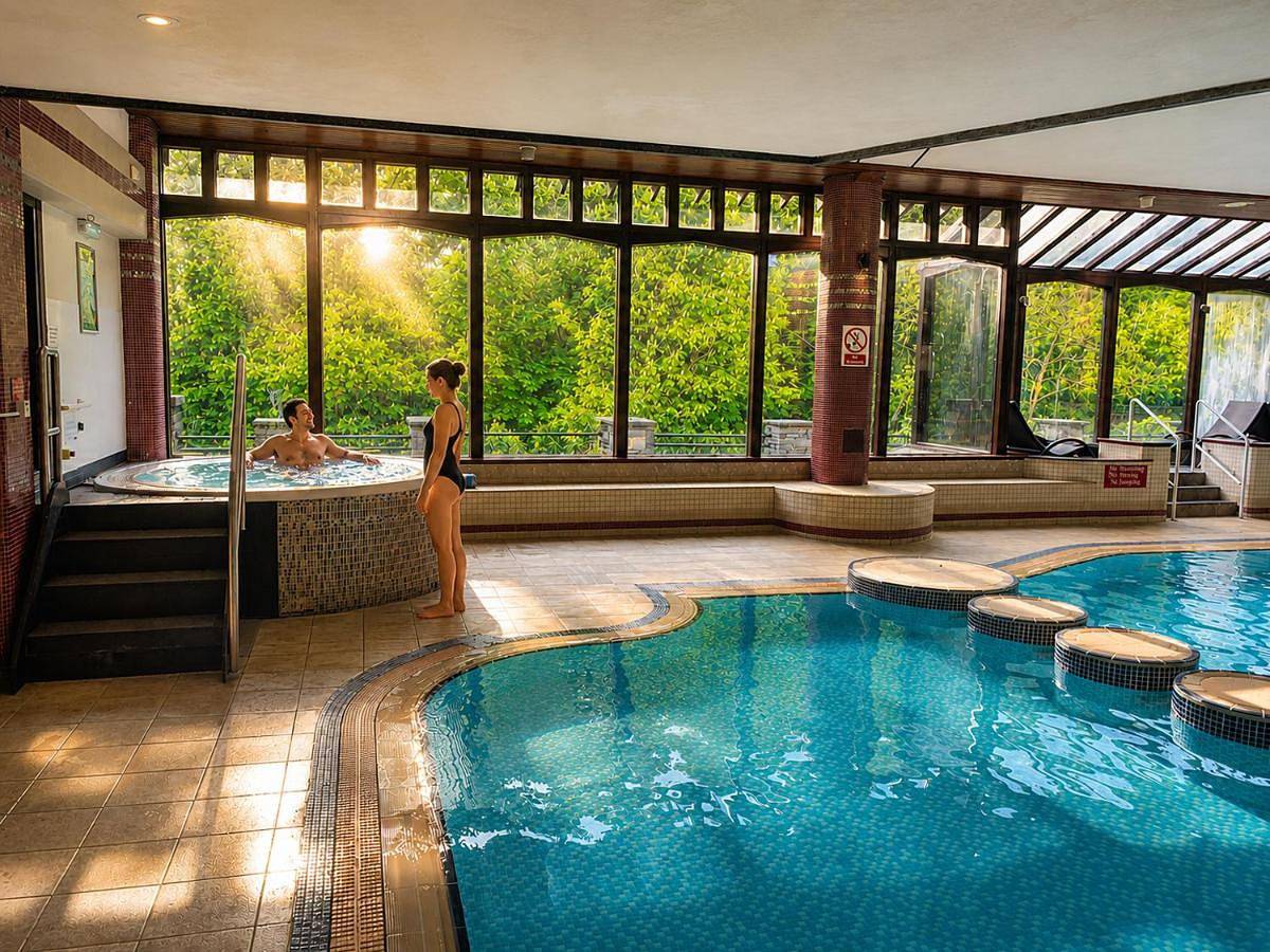The Penthouse Bowness Tranquil Loft Jacuzzi Bath & Complimentary Cascades Spa Membership in Bowness-on-Windermere, Lake District