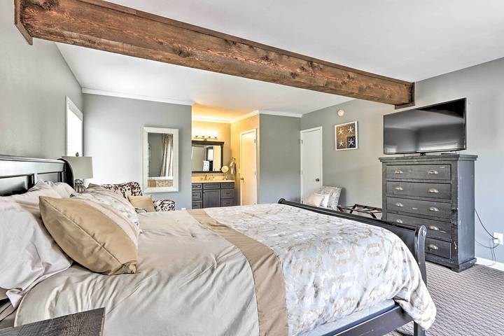 Log cabin for 12 people, with garden and balcony as well as pool in Lake of the Ozarks