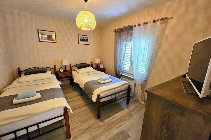 Villa Antoana mit Pool + Spa-Whirlpool + finnische Sauna + PlayStation 4 + WiFi in Pićan, Zentralistrien