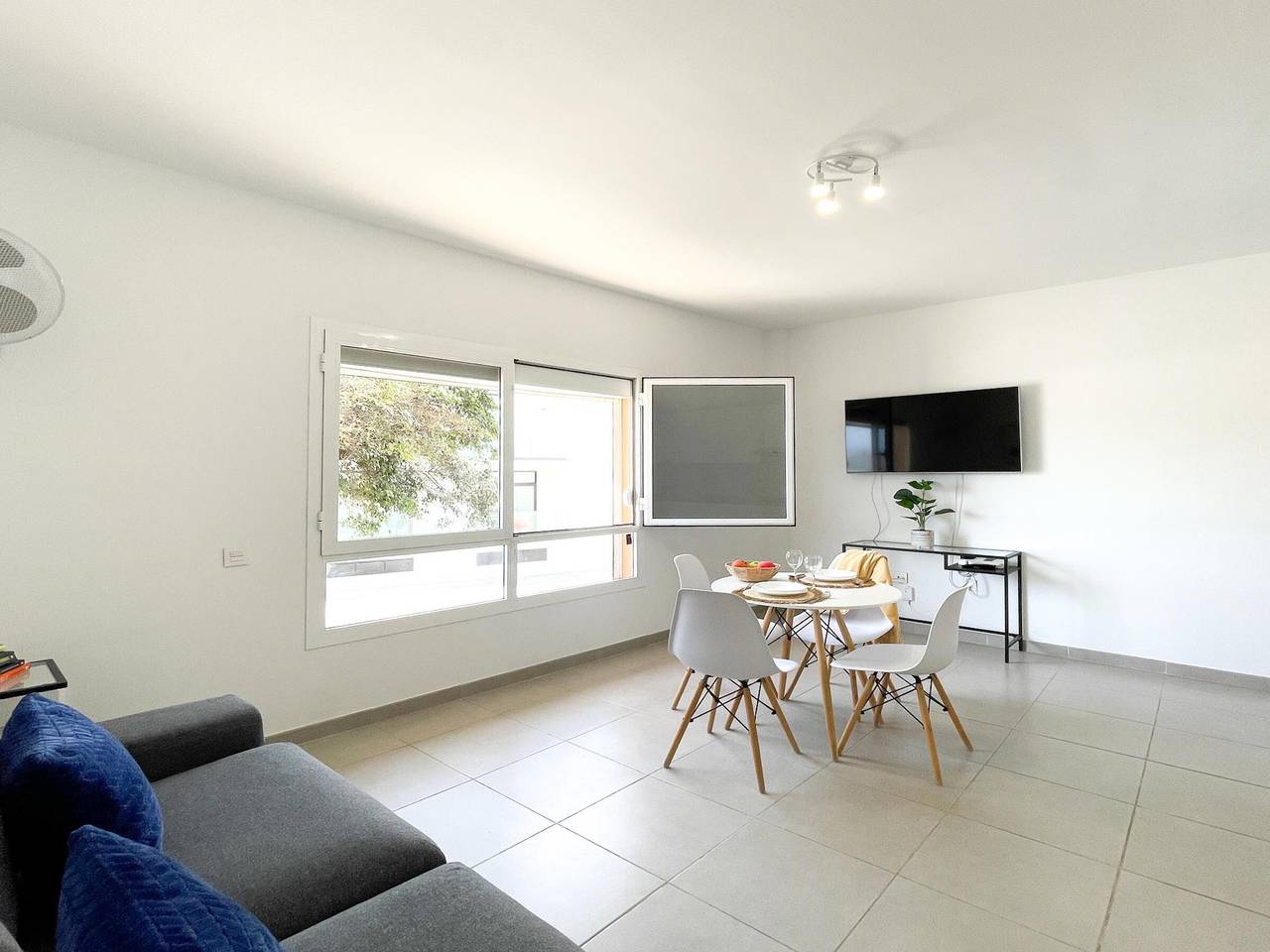 Entire apartment, Cozy Coastal Retreat: 2Br Apartment with Modern Amenities and Free Parking, 600m from Beach in Corralejo, La Oliva