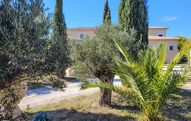 Appartement de vacances entier, Appartement de luxe à l'étage supérieur avec parking, vue et lit pour bébé in Loupian, Côte méditerranéenne (France)