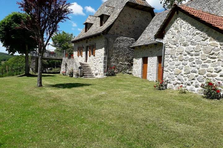 Location de vacances pour 6 personnes, avec Terrasse ainsi que Jardin et Vue à Ladinhac