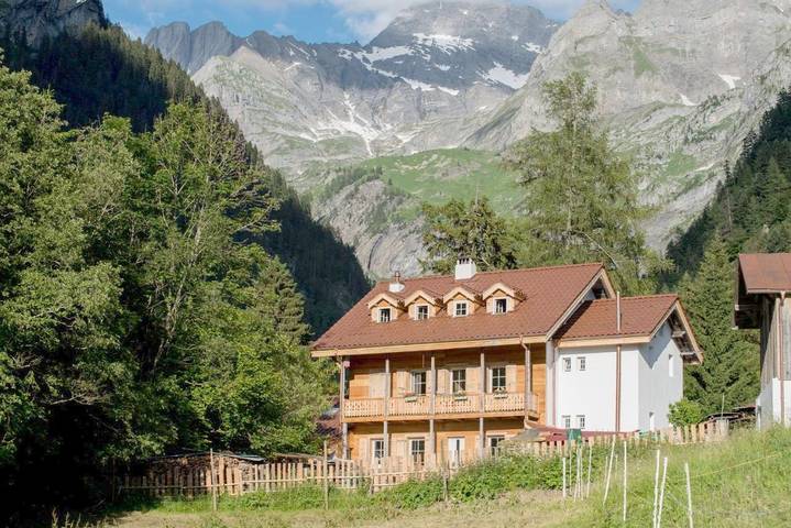Hôtel pour 3 personnes, avec jardin ainsi que piscine et vue, animaux acceptés à Bex