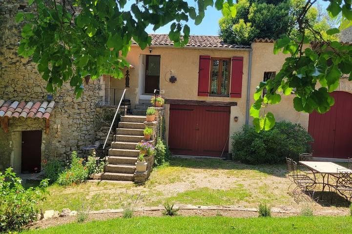 Entire apartment, Unusual gîte for 2 people in a 17th century tower in Forcalquier, Parc naturel régional du Luberon