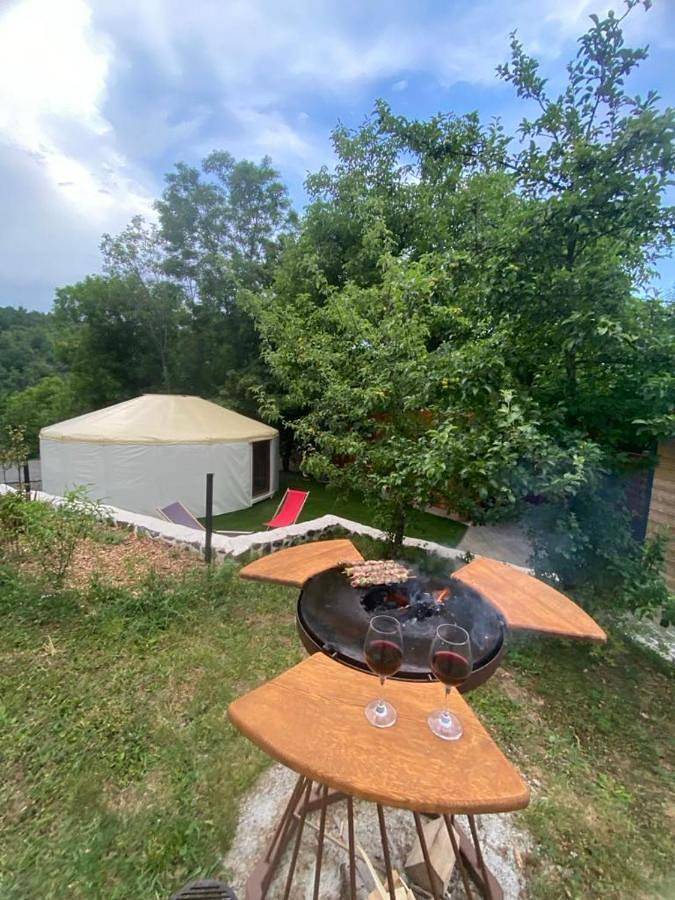 Tente pour 4 personnes, avec terrasse ainsi que jacuzzi et jardin dans le Puy-de-Dôme - 2