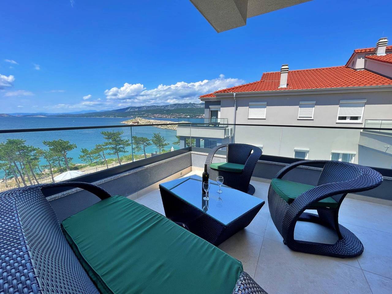 Ganze Wohnung, Luxusapartment Punta Silo - 30 m vom Meer entfernt, Meerblick, Swimmingpool, Außendusche, Smart-Tv, Waschraum, privater Parkplatz in Silo (Krk), Krk