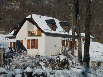 Gîte pour 6 personnes, avec jardin à Oô
