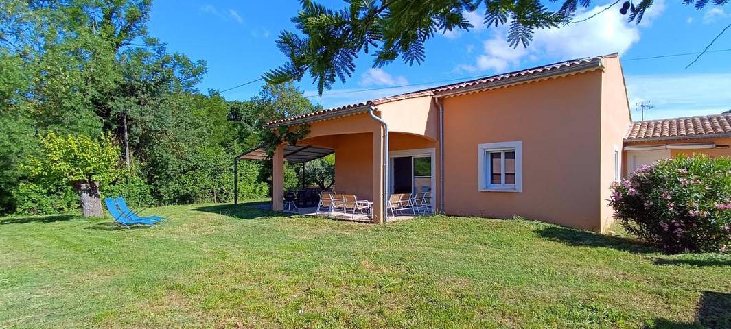 Location de vacances pour 8 personnes, avec Terrasse ainsi que Jardin et Vue à Lézan