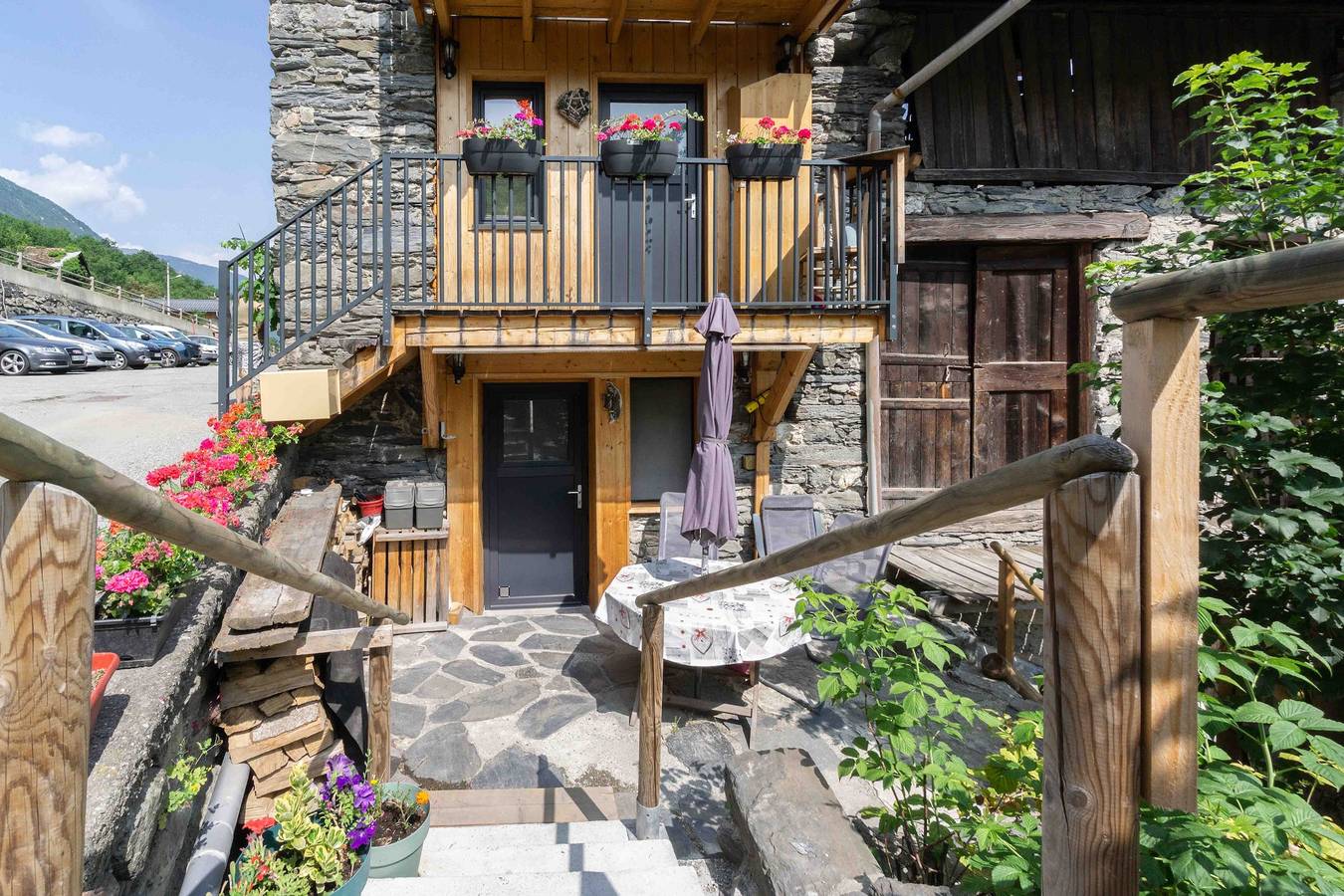 Appartement entier, Appartement "Charmant 3 Etoiles" avec vue sur les montagnes, terrasse privée et Wi-Fi in La Perrière, Massif de la Vanoise