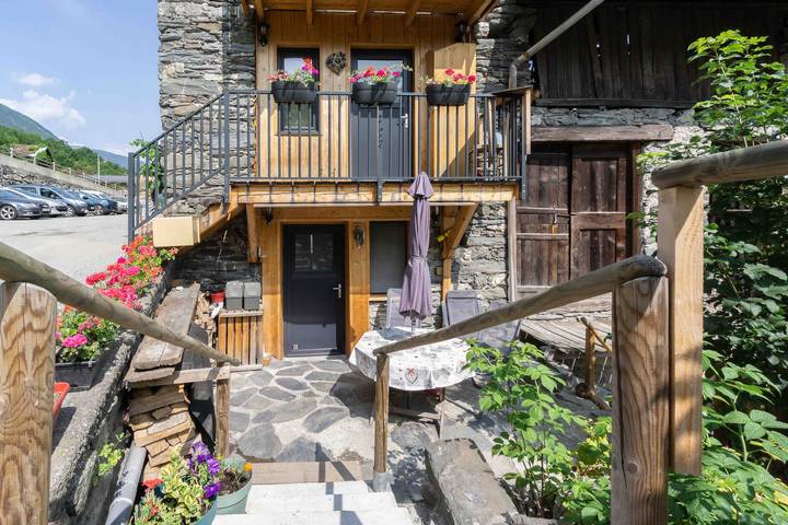 Appartement entier, Appartement "Charmant 3 Etoiles" avec vue sur les montagnes, terrasse privée et Wi-Fi in La Perrière, Massif de la Vanoise
