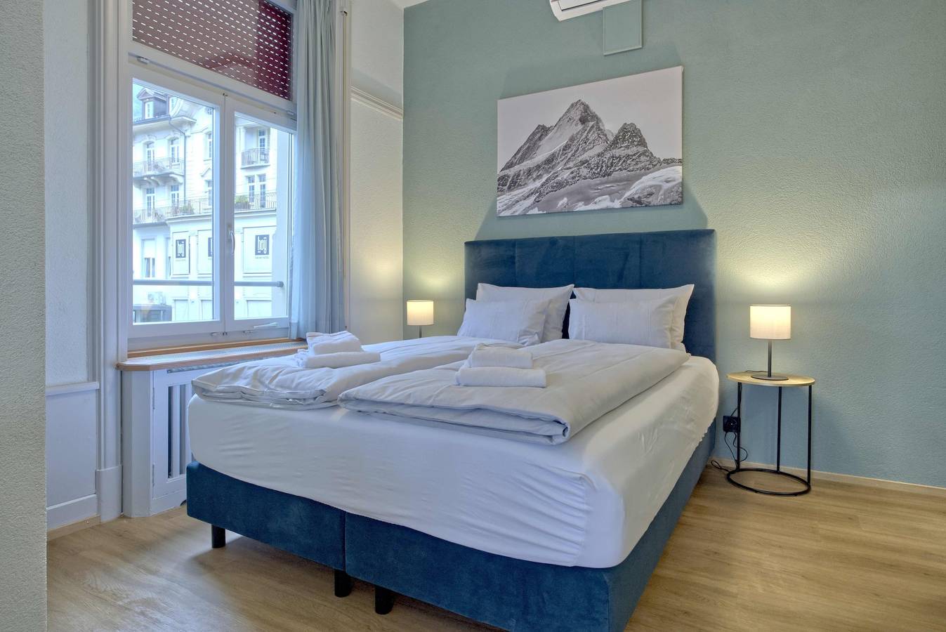 Geheel vakantieappartement, Bank House Apartment L103 in Interlaken, Meer van Thun